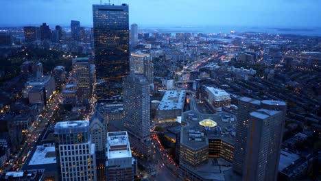 ein-Abend-Blick-auf-die-finanziellen-Bezirk-von-Boston-von-der-Aussichtsplattform-des-skywalk