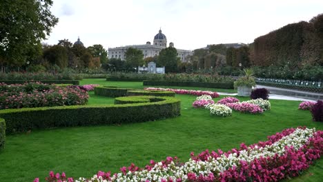 Blumenbeete-im-Volksgarten-Park-in-Wien,-Österreich