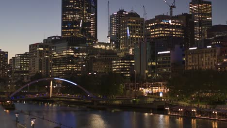 Melbourne,-Victoria-/-Australien---20.-Oktober-2018:-Melbourne-Nord--und-Südufer-Timelapse-sanfte-Zoom