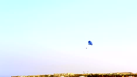 Aktive-parasailing-über-dem-Meer.-eine-der-Arten-von-outdoor-Aktivitäten,-Unterhaltung-für-Touristen-im-Sommer-am-Meer