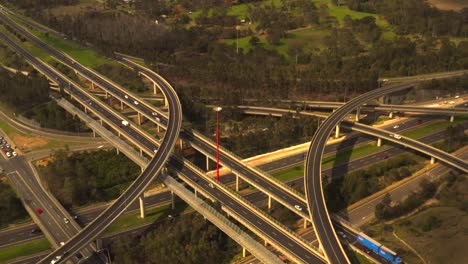 Autobahnkreuz-im-Laufe-des-Nachmittags