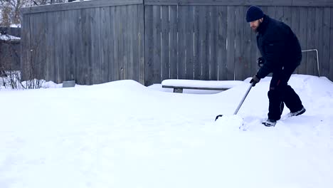 Arbeit-nach-der-verschneiten-Nacht.-Mann-mit-einer-Schaufel-Schnee-aus-seinem-Hof-an-einem-kalten-verschneiten-Morgen-entfernen