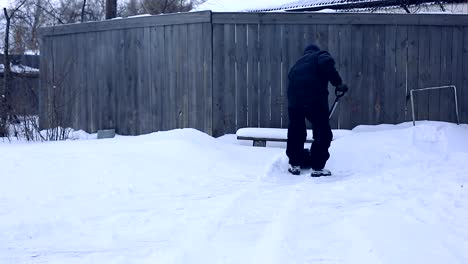 Trabajar-después-de-noche-de-nieve.-Hombre-con-una-pala-quitando-la-nieve-de-su-jardín-en-una-fría-mañana-de-nieve