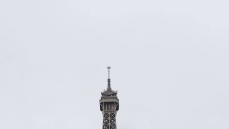 Tour-Eiffel-frente-a-las-nubes-por-el-día-París-Francia-4-K