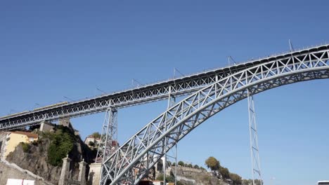 Luis,-ich-Blick-vom-Fluss-Douro-Kreuzfahrt-zu-überbrücken