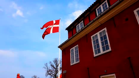 Nationalflagge-von-Dänemark-am-oberen-Botschaftsgebäude,-diplomatische-Vertretung,-Konsulat