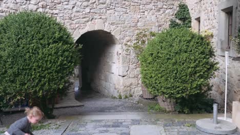 Mittelalterliche-Burgmauer-und-Durchgang