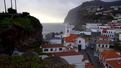 Vista-de-la-iglesia-de-São-Sebastião-con-Cabo-Girão,-en-Câmara-de-Lobos,-Madeira