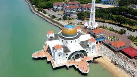 Luftaufnahme-von-Malacca-Landschaft-mit-Masjid-Selat-Melaka-tagsüber