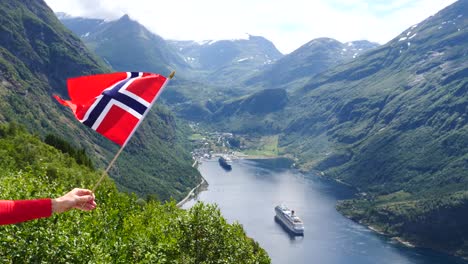 Bandera-Noruega-y-crucero-de-la-nave-en-fiordo\",,,