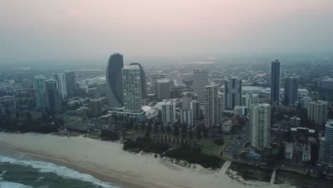 Video-aéreo-de-Broadbeach-en-la-costa-de-oro-al-atardecer