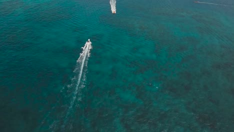 Wassersport-mit-Jet-Ski-auf-dem-Meer