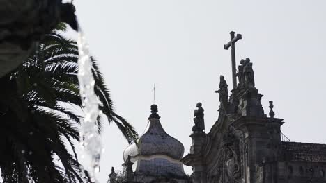 Fuente-en-el-centro-de-la-ciudad-vieja-cerca-de-la-Catedral