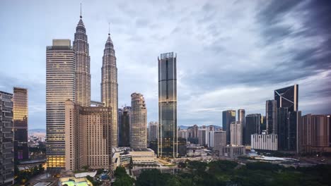 Nacht,-Sonnenaufgang-um-Tageslichtszene-auf-Skyline-von-Kuala-Lumpur.