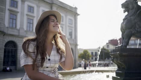 Día-soleado-en-mujer-ciudad-chapotear-en-la-fuente