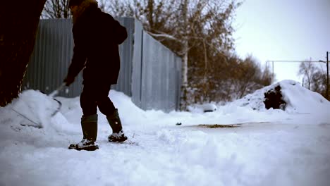 Trabajar-después-de-noche-de-nieve.-Hombre-con-una-pala-quitando-la-nieve-de-su-jardín-en-una-fría-mañana-de-nieve.