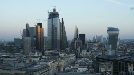 Erhöhte-Zeitraffer-des-Finanzviertels-von-London-England