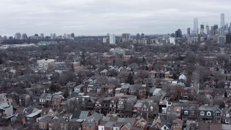 4K-Antenne-zur-Gründung-Schuss-einer-Nachbarschaft-in-Toronto,-Ontario.