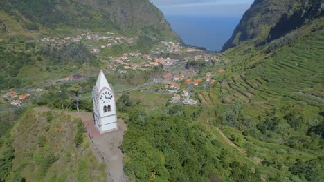 Hermosa-torre-del-reloj-viejo-en-una-colina-en-Madeira-con-el-valle-en-la-distancia