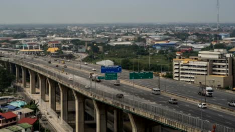 BANGKOK,-TAILANDIA.-4-K-Video-Timelapse-de-conducir-y-coches-de-carreras.-Vista-aérea-de-la-autopista-ciudad-hora-de-acometidas.