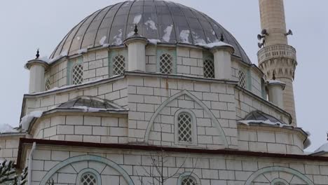 nieve-del-invierno-y-las-vistas-de-las-mezquitas-en-Turquía,