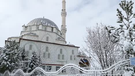 Winterschnee-und-Ansichten-der-Moscheen-in-der-Türkei,