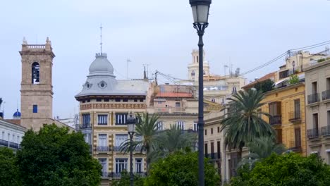 Bellos-edificios-históricos-en-la-ciudad-con-un-diseño-nacional-clásico