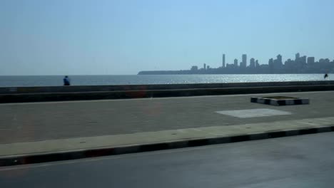 Disparo-en-movimiento-en-la-carretera-a-lo-largo-de-Mumbai-Worli-vía-de-enlace-marítimo-que-muestra-el-horizonte.