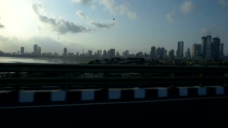 Disparo-en-movimiento-dentro-del-coche-de-Mumbai-Worli-línea-de-cielo-de-enlace-marítimo.