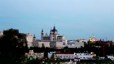 Almudena-Kathedrale,-Madrid,-Spanien.---Zoom