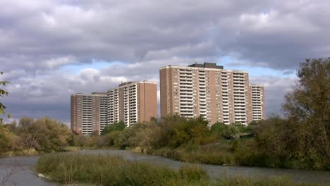 Apartments-mit-den-Fluss.-Zwei-Aufnahmen.