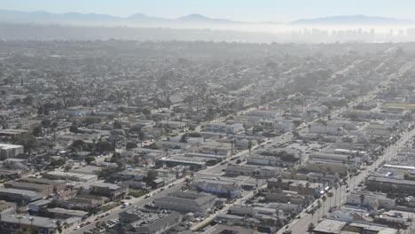 Vista-aérea-de-la-ciudad-de-san-diego,-las-empresas-de-zoom-playa