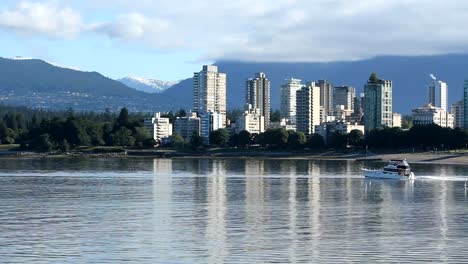 Motor-Yacht,-English-Bay,-Vancouver