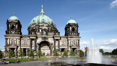 Zeitraffer-Berlin-Dom-Mitte-Brunnen-Wasser