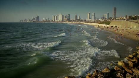 Strand-von-Tel-Aviv-skyline