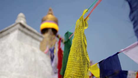 Farbige-Flaggen-fliegen-in-der-Nähe-von-Boudha-stupa-in-Nepal