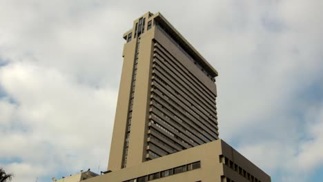 Bürogebäude-Wolkengebilde-Zeitraffer