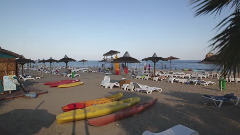 Hermosa-playa-del-hotel,-4-K-time-lapse-cerca-de-dubai,-Emiratos-Árabes-Unidos