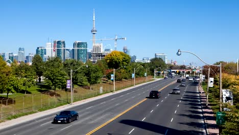 Belebten-Verkehr-in-Toronto-mit-Blick-auf-das-Stadtzentrum