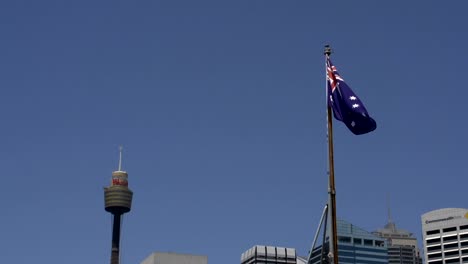 Bandera-australiana-con-la-torre-de-Sydney-en-el-fondo