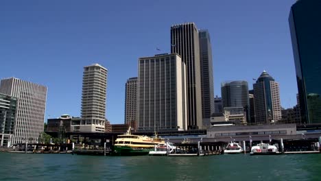 Ankunft-am-Circular-Quay,-gefilmt-von-einer-Fähre