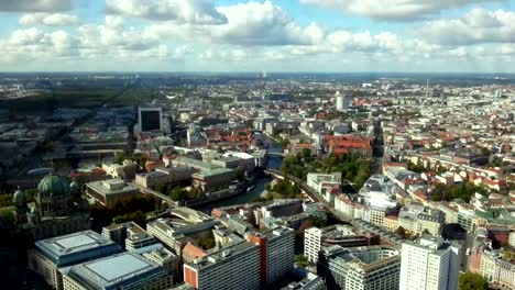 Schöne-Zeitraffer-der-Stadt-Berlin-und-bewölkten-Himmel.