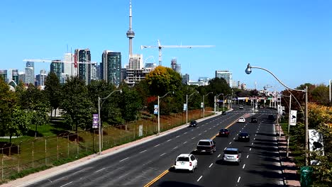 Traffic-flowing-into-the-center-of-the-city