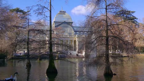 España-día-soleado-vista-del-estanque-en-cristal-Palacio-4-K-Madrid