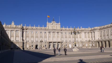 España-día-soleado-palacio-real-de-madrid-panorama-square-4-K