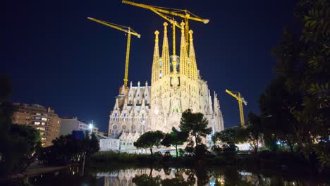 Nachtlicht-Sagrada-Familia-Park-Blick-auf-den-Teich-4-k-Zeitraffer-barcelona,-Spanien