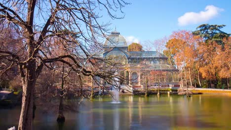 Día-soleado-Palacio-de-cristal-frente-principal-4-K-lapso-de-tiempo-de-madrid,-España