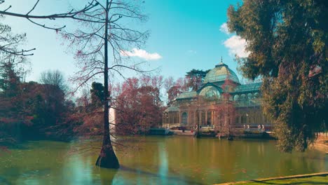 madrid-famous-pond-view-on-crystal-palace-4k-time-lapse-panorama-spain