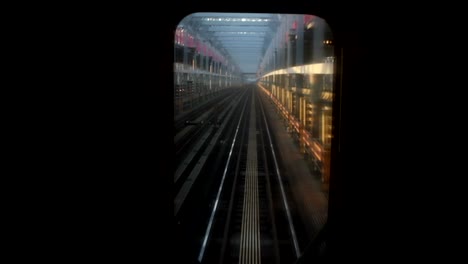 pov-Brooklyn-apartments-bei-Sonnenuntergang,-gefilmt-von-der-U-Bahn-entfernt