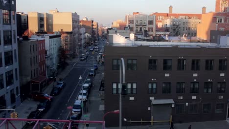 pov-Brooklyn-apartments-bei-Sonnenuntergang,-gefilmt-von-der-U-Bahn-entfernt